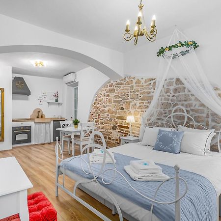 Primavera Deluxe Studio Apartment Ровінь Екстер'єр фото