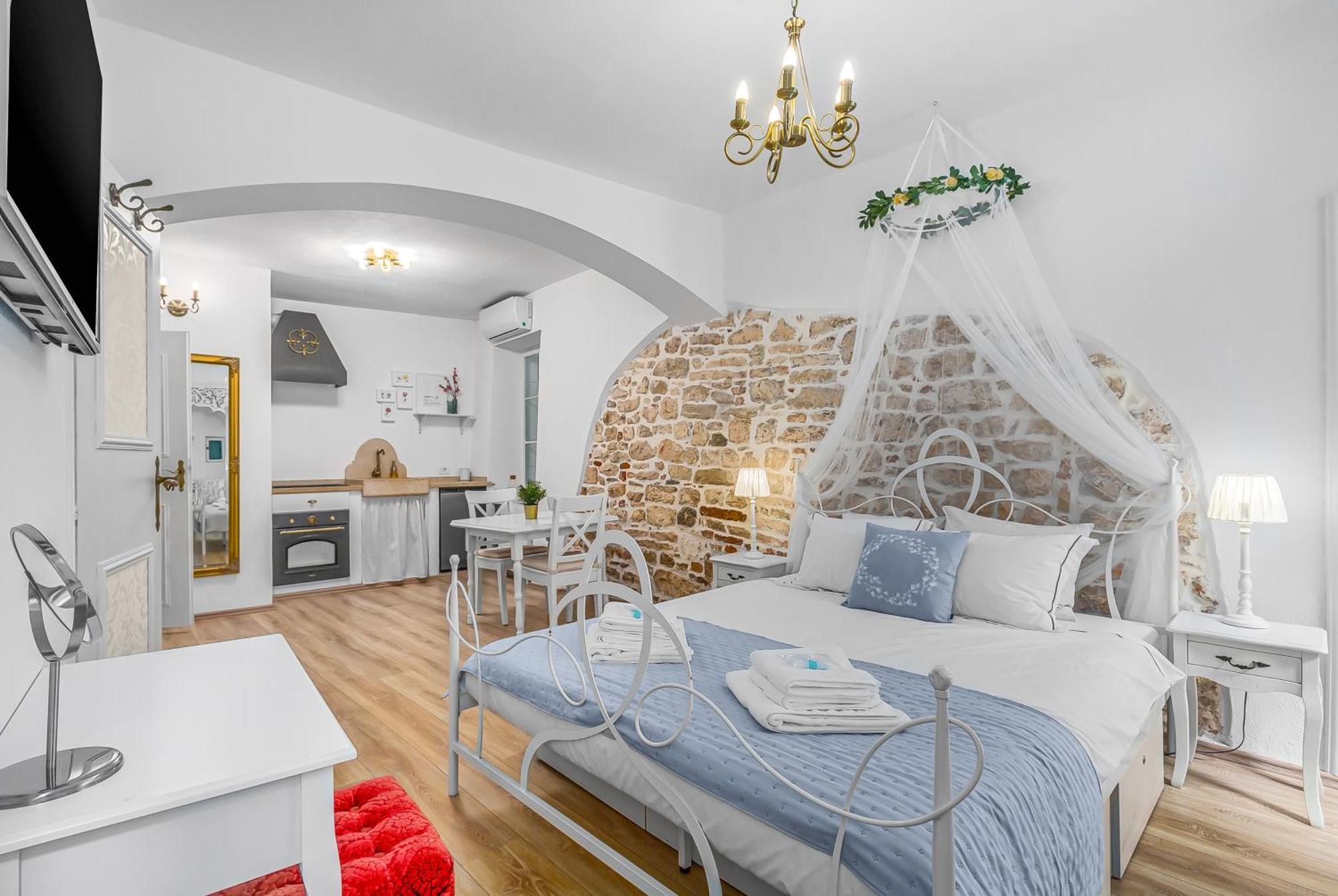 Primavera Deluxe Studio Apartment Ровінь Екстер'єр фото