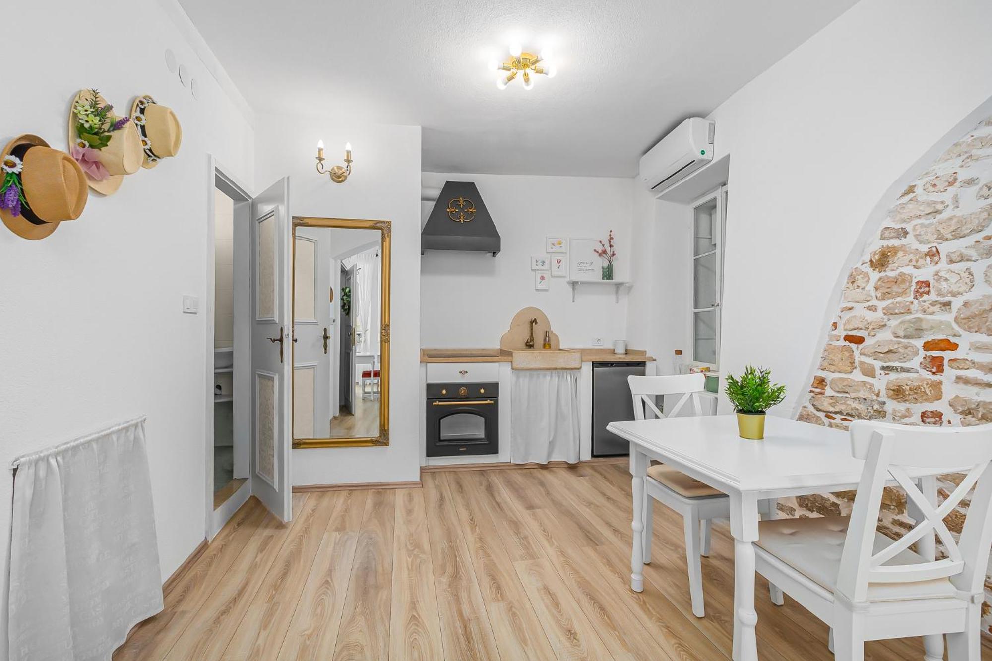 Primavera Deluxe Studio Apartment Ровінь Екстер'єр фото