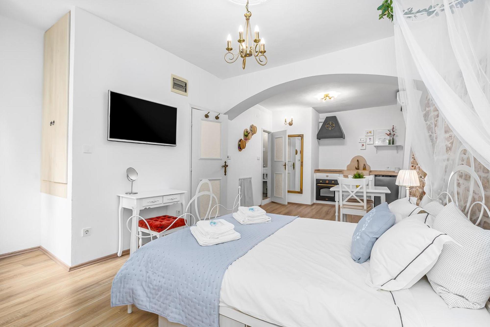 Primavera Deluxe Studio Apartment Ровінь Екстер'єр фото
